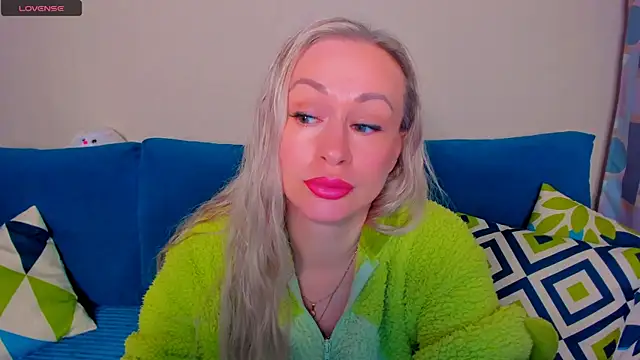Snapshot of EllenMoore chatting on October 14, 3:07 am EllenMoore online show from October 14, 3:07 am