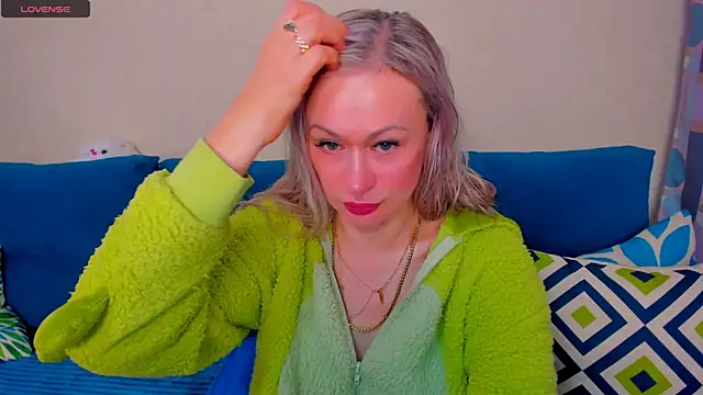 Snapshot of EllenMoore chatting on October 19, 3:07 am EllenMoore online show from October 19, 3:07 am