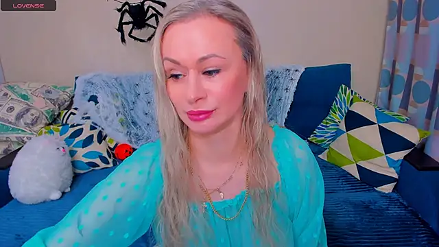 Snapshot of EllenMoore chatting on November 2, 3:09 am EllenMoore online show from November 2, 3:09 am