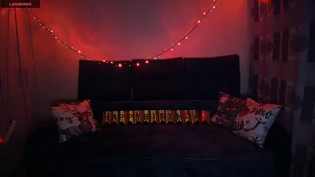 Snapshot of EllenMoore chatting on December 15, 3:11 am EllenMoore online show from December 15, 3:11 am