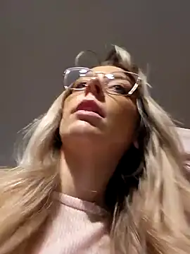 Snapshot of LilyOrion chatting on January 14, 7:00 pm LilyOrion online show from January 14, 7:00 pm