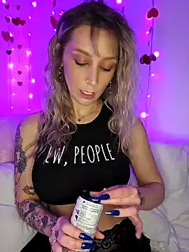 Snapshot of LilyOrion chatting on February 9, 3:00 am LilyOrion online show from February 9, 3:00 am