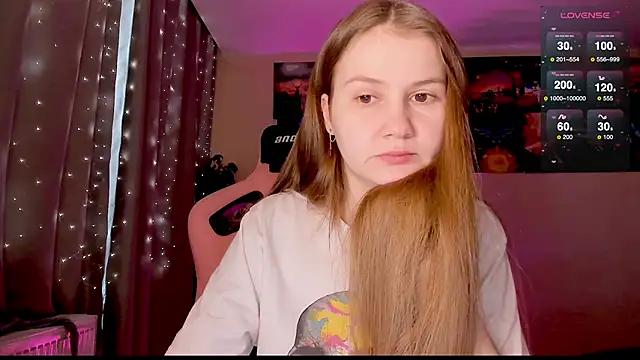 Snapshot of GoodWitch_ chatting on February 15, 7:27 am GoodWitch online show from February 15, 7:27 am