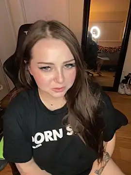 Snapshot of Kira_tattoo chatting on February 12, 5:47 am Kira tattoo online show from February 12, 5:47 am