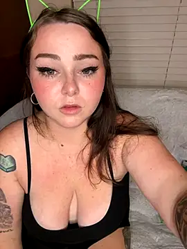 Snapshot of Kira_tattoo chatting on October 19, 4:35 am Kira tattoo online show from October 19, 4:35 am