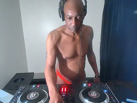 Snapshot of longdick4you8686 chatting on February 23, 2:07 am longdick4you8686 online show from February 23, 2:07 am