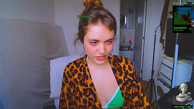 Snapshot of mskuddo chatting on December 18, 6:57 pm mskuddo online show from December 18, 6:57 pm