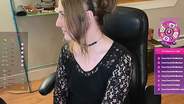 Snapshot of luluvaladon chatting on February 4, 3:44 am luluvaladon online show from February 4, 3:44 am