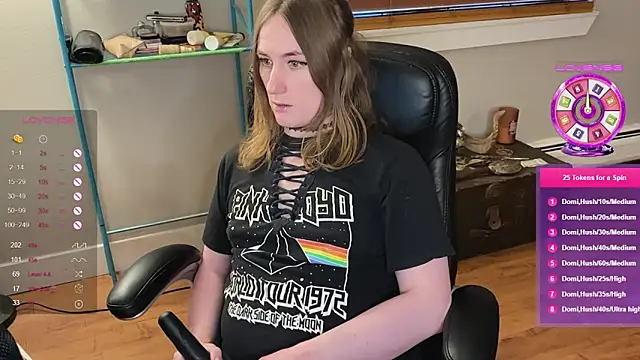 Snapshot of luluvaladon chatting on February 19, 12:14 am luluvaladon online show from February 19, 12:14 am