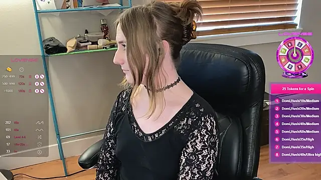 Snapshot of luluvaladon chatting on February 25, 10:07 pm luluvaladon online show from February 25, 10:07 pm