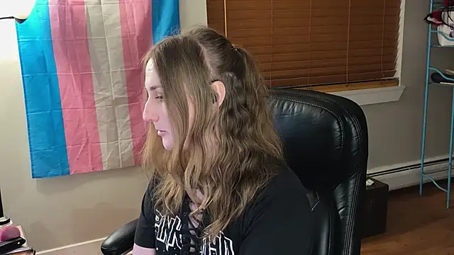 Snapshot of luluvaladon chatting on September 26, 4:16 am luluvaladon online show from September 26, 4:16 am