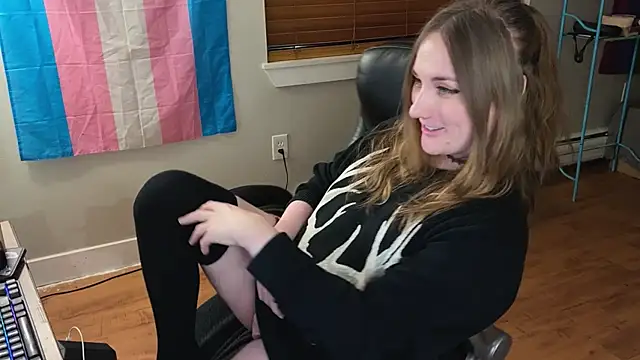 Snapshot of luluvaladon chatting on September 28, 4:29 am luluvaladon online show from September 28, 4:29 am