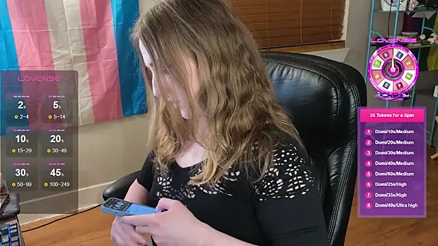 Snapshot of luluvaladon chatting on October 7, 4:09 am luluvaladon online show from October 7, 4:09 am