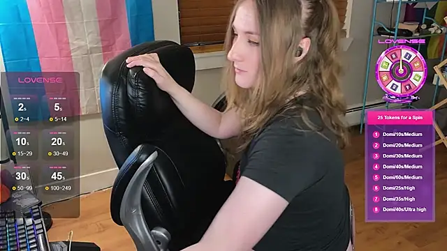 Snapshot of luluvaladon chatting on October 9, 5:38 am luluvaladon online show from October 9, 5:38 am