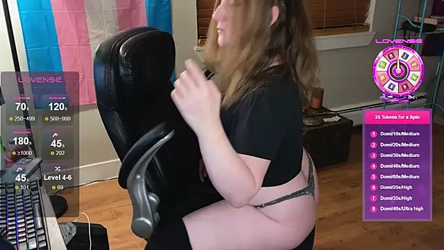 Snapshot of luluvaladon chatting on October 24, 5:15 am luluvaladon online show from October 24, 5:15 am