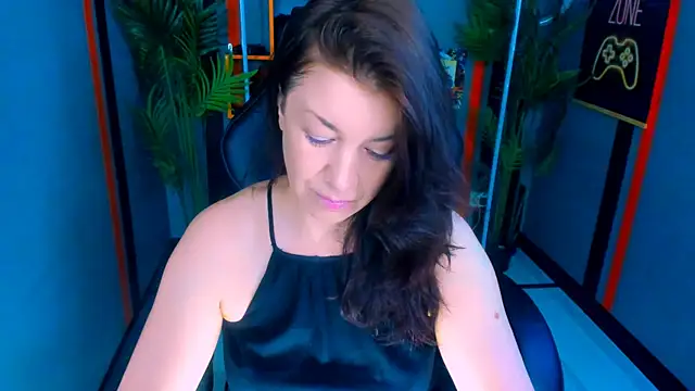 Snapshot of AnaMills chatting on May 6, 9:47 am AnaMills online show from May 6, 9:47 am