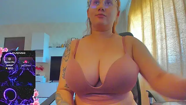 Snapshot of hot_evil_queen chatting on September 28, 9:25 am hot evil queen online show from September 28, 9:25 am