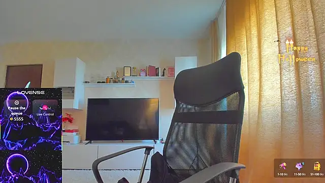 Snapshot of hot_evil_queen chatting on October 22, 8:14 am hot evil queen online show from October 22, 8:14 am