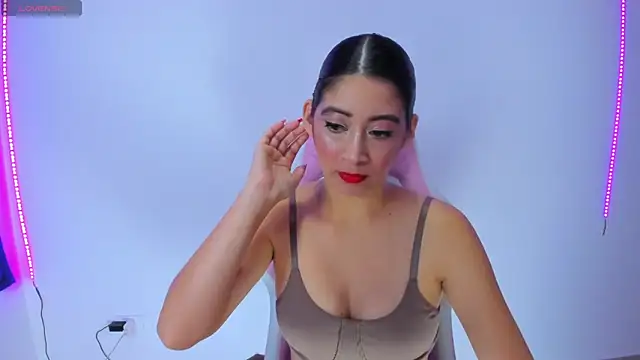 Snapshot of MeganWhite3 chatting on February 19, 6:11 am MeganWhite3 online show from February 19, 6:11 am