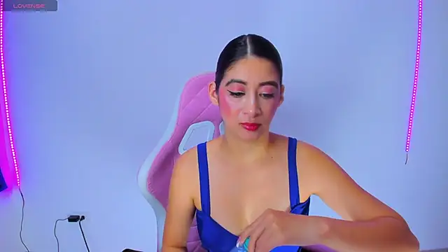 Snapshot of MeganWhite3 chatting on March 11, 6:43 am MeganWhite3 online show from March 11, 6:43 am