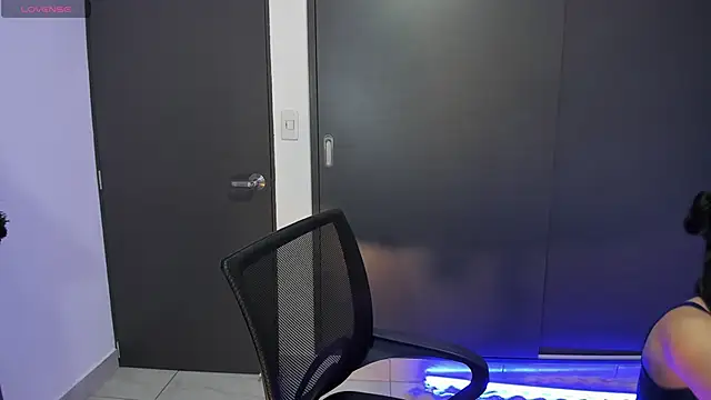 Snapshot of MeganWhite3 chatting on December 4, 5:17 am MeganWhite3 online show from December 4, 5:17 am