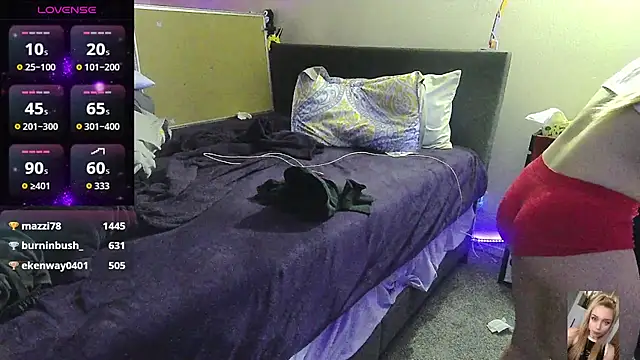 Blondiewithanass online show from November 6, 2:45 am