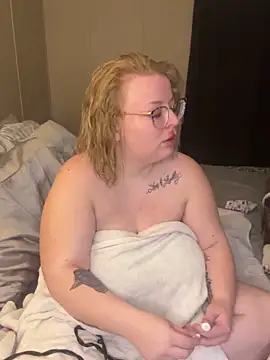 Snapshot of Blondiee_x chatting on December 22, 2:17 am Blondiee x online show from December 22, 2:17 am
