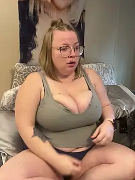 Snapshot of Blondiee_x chatting on January 28, 9:40 pm Blondiee x online show from January 28, 9:40 pm