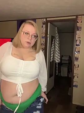 Snapshot of Blondiee_x chatting on February 16, 2:31 am Blondiee x online show from February 16, 2:31 am