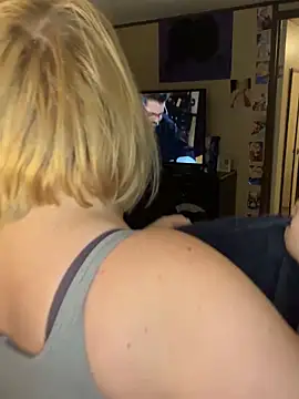 Snapshot of Blondiee_x chatting on February 27, 1:38 am Blondiee x online show from February 27, 1:38 am