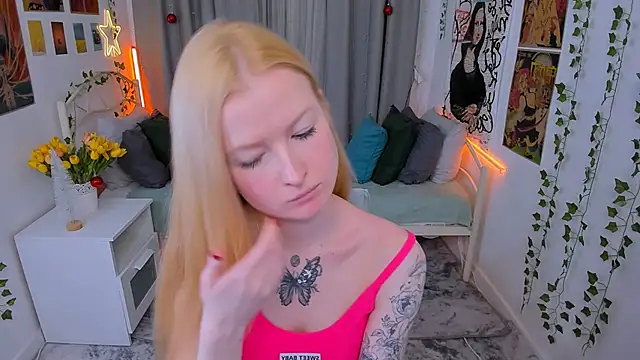 Snapshot of Laly_Peach chatting on December 22, 11:33 am Laly Peach online show from December 22, 11:33 am