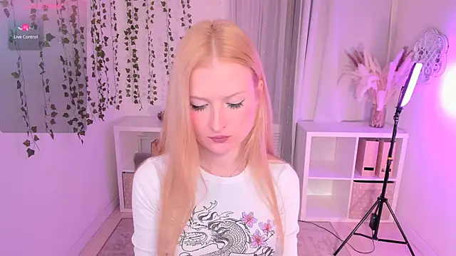 Snapshot of Laly_Peach chatting on December 23, 3:23 pm Laly Peach online show from December 23, 3:23 pm