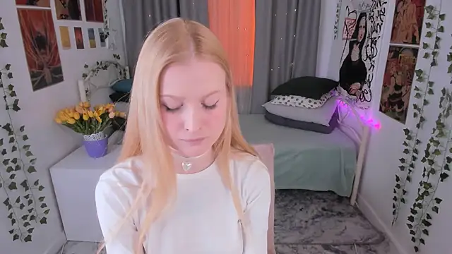 Snapshot of Laly_Peach chatting on February 23, 4:13 pm Laly Peach online show from February 23, 4:13 pm