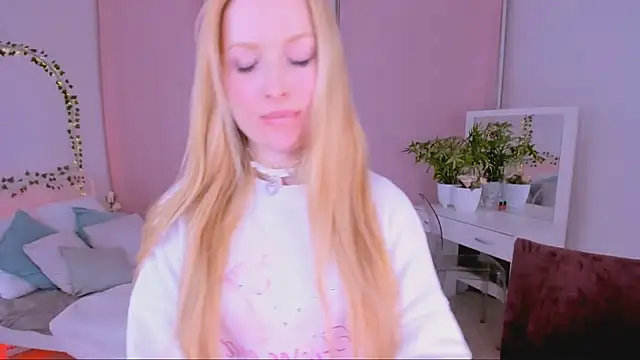 Snapshot of Laly_Peach chatting on March 8, 7:53 pm Laly Peach online show from March 8, 7:53 pm