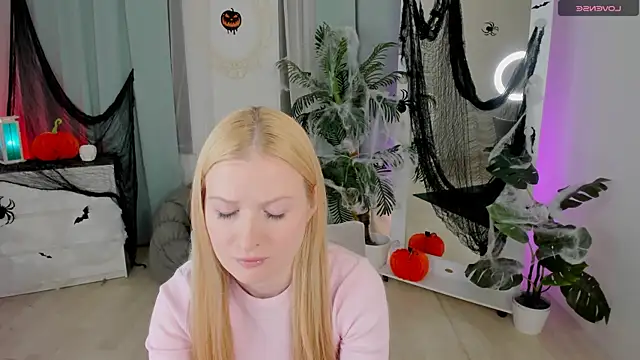 Snapshot of Laly_Peach chatting on October 20, 3:56 pm Laly Peach online show from October 20, 3:56 pm