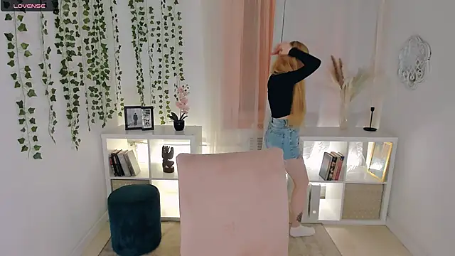 Snapshot of Laly_Peach chatting on November 21, 4:16 pm Laly Peach online show from November 21, 4:16 pm