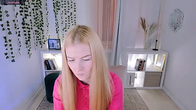 Snapshot of Laly_Peach chatting on November 22, 12:04 pm Laly Peach online show from November 22, 12:04 pm