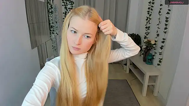 Snapshot of Laly_Peach chatting on December 17, 5:08 pm Laly Peach online show from December 17, 5:08 pm