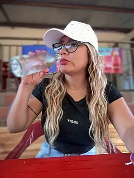 Snapshot of DIANITA_1988 chatting on January 19, 4:14 pm DIANITA 1988 online show from January 19, 4:14 pm