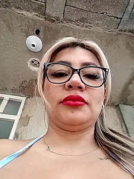 Snapshot of DIANITA_1988 chatting on February 17, 9:19 pm DIANITA 1988 online show from February 17, 9:19 pm