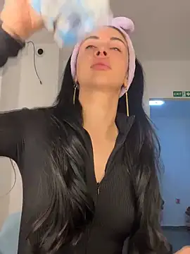 Snapshot of MeganHopeX chatting on December 5, 5:48 am MeganHopeX online show from December 5, 5:48 am