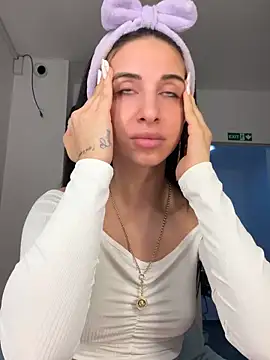 Snapshot of MeganHopeX chatting on January 6, 7:42 am MeganHopeX online show from January 6, 7:42 am
