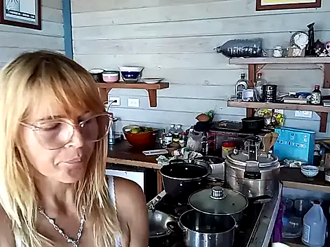 Snapshot of Luna-Natural chatting on January 15, 6:51 pm Luna-Natural online show from January 15, 6:51 pm