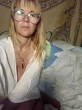 Snapshot of Luna-Natural chatting on February 13, 4:00 am Luna-Natural online show from February 13, 4:00 am