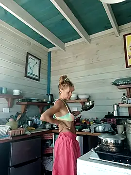 Snapshot of Luna-Natural chatting on February 19, 3:05 pm Luna-Natural online show from February 19, 3:05 pm