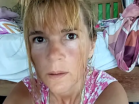 Snapshot of Luna-Natural chatting on March 5, 5:29 pm Luna-Natural online show from March 5, 5:29 pm