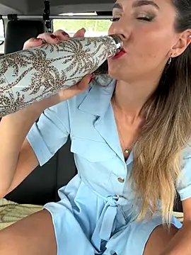 Snapshot of nicole_98 chatting on November 27, 2:19 pm nicole 98 online show from November 27, 2:19 pm