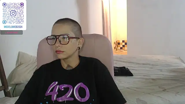 Snapshot of moon_cat85 chatting on February 5, 10:55 pm moon cat85 online show from February 5, 10:55 pm