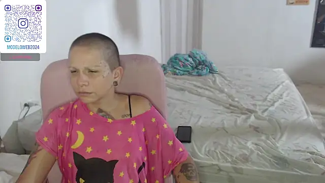 Snapshot of moon_cat85 chatting on February 6, 5:30 pm moon cat85 online show from February 6, 5:30 pm