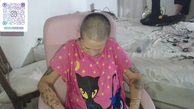 Snapshot of moon_cat85 chatting on February 6, 8:34 pm moon cat85 online show from February 6, 8:34 pm